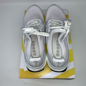 UltraBOOST 4.0 ‘Triple White’